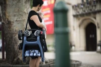 Lekka spacerówka chit chat® marki Larktale - ekologiczny wózek spacerowy. Kolor: Longreef Navy